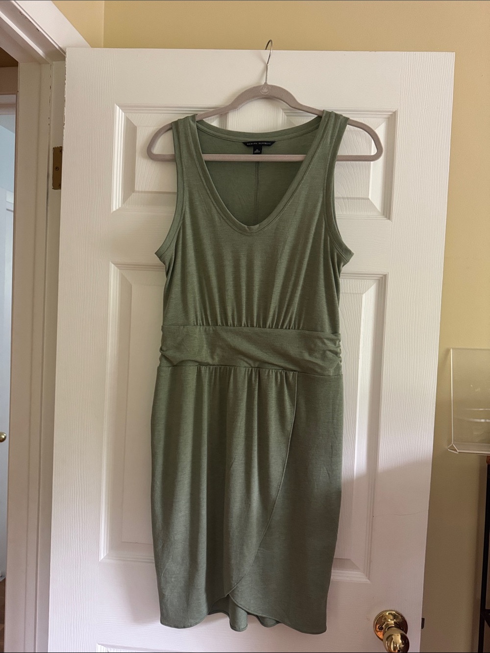 NWOT Banana Republic Sage Green Sleeveless V-Neck Midi Dress M
